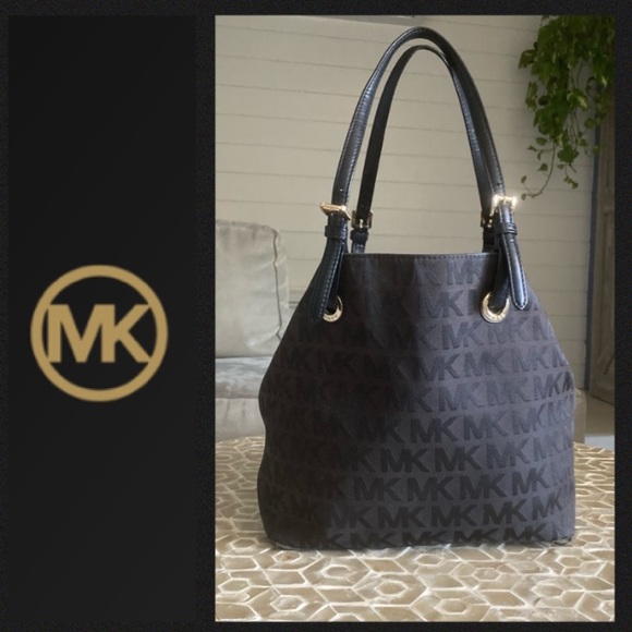 Michael Kors Handbags - Michael Kors Jet Set signature medium jacquard tote in black/gold hardware